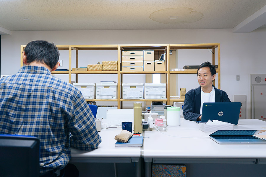 姫路本社でデスクワーク